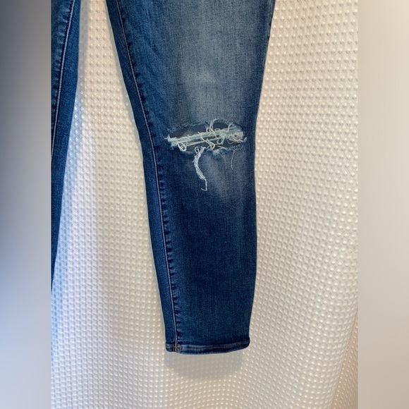 Women’s LUCKY BRAND medium wash mid rise crop Ava‎ distressed jeans size 28/6 - Picture 3 of 16